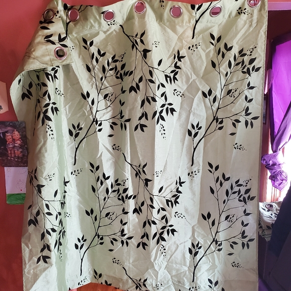 6 Green Curtains - Picture 4 of 4